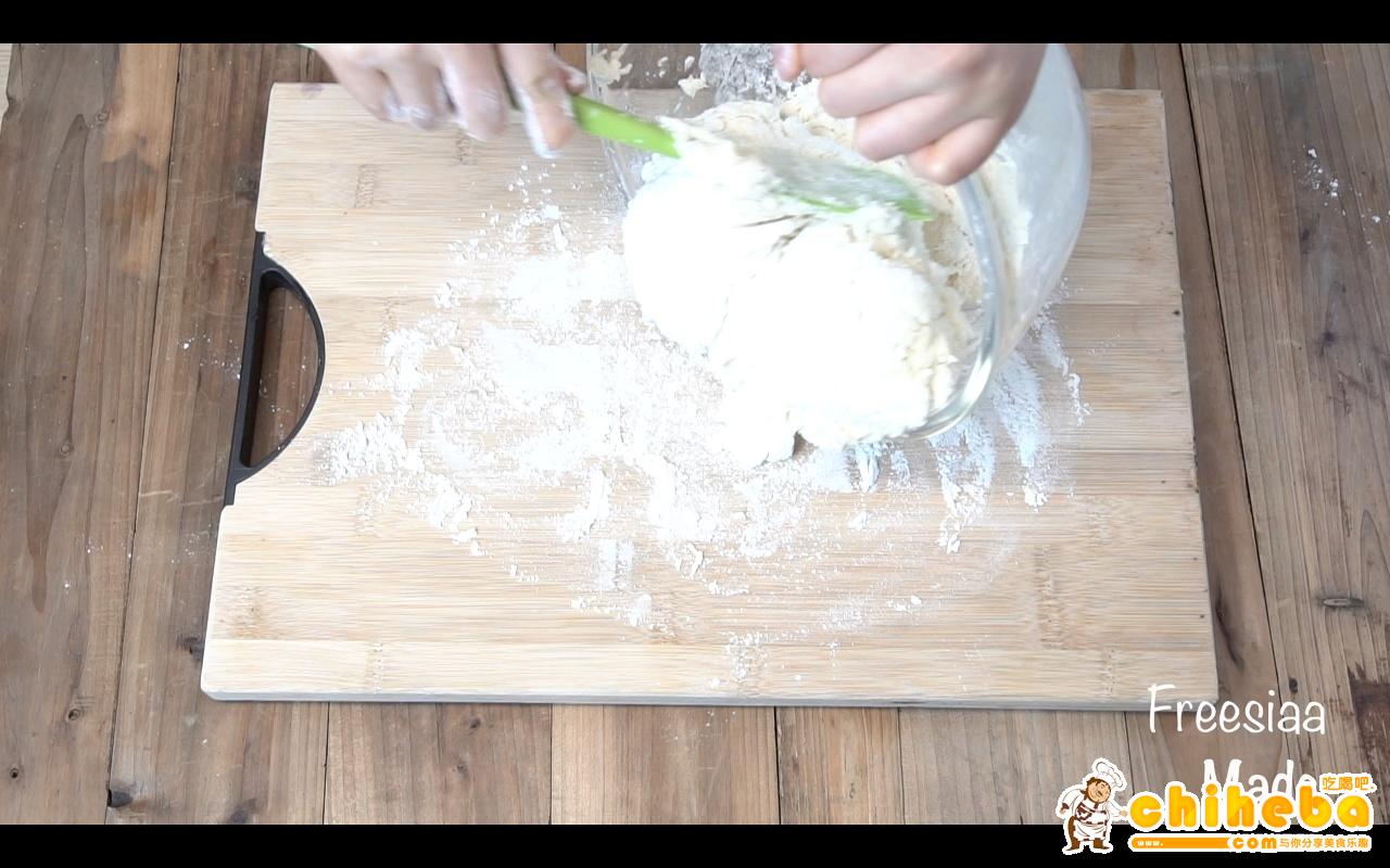 【视频】3分钟 奶油司康Scone(可能是世界上最快手的司康) 消耗淡奶油～的做法 步骤5
